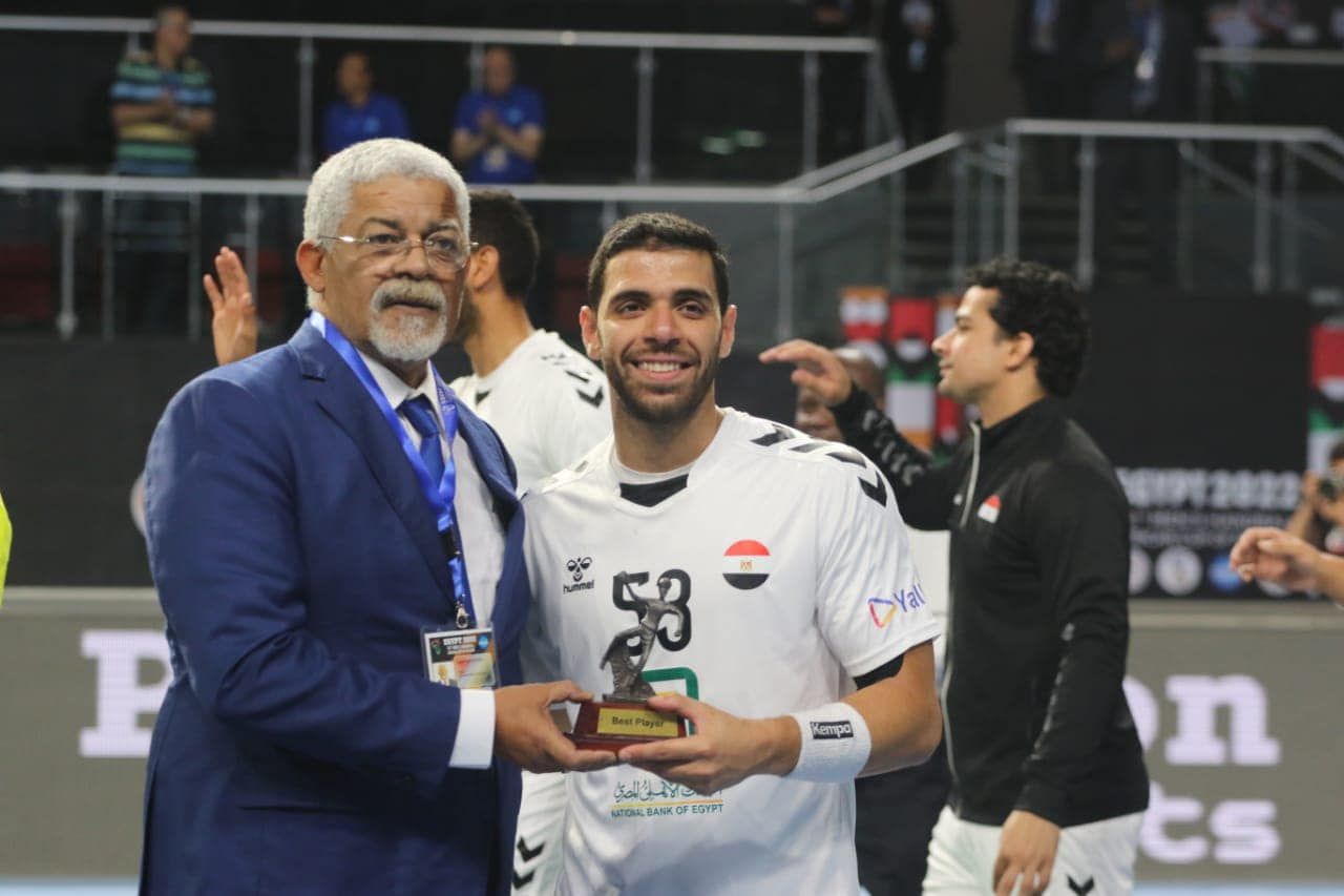 أكرم يسري أثناء تسلمه جائزة أفضل لاعب بعد لقاء الكاميرون