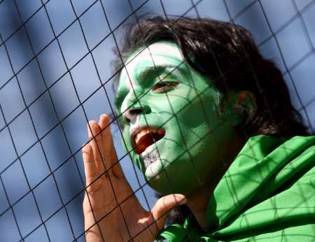 احد الجماهير السعودي يؤازر منتخب بلاده