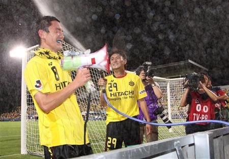 لاعبي فريق كاشيوا يحتفلون مع الجمهور بعد محافظتهم على صدارة الترتيب