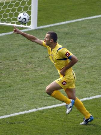 الاوكراني شفشينكو يحتفل بعد تسجيله ضربة الجزاء