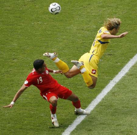 التونسي انيس العياري (يسار) مع الاوكراني ماكسيم كالينيشنكو