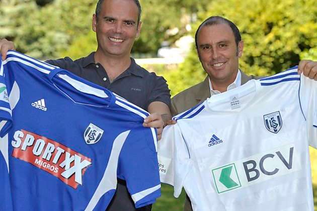 قميص فريق لوزان الأول والثاني والذي يحمل كل منهما أسم شركتين مختلفتين