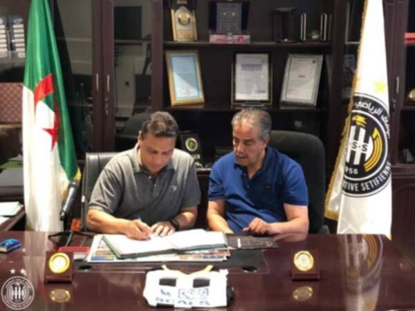 أثناء توقيع العقود