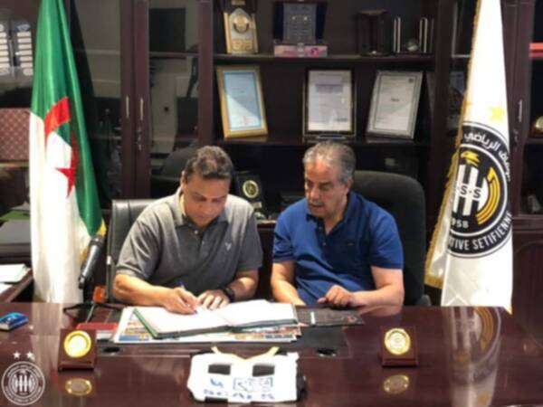 أثناء توقيع العقود