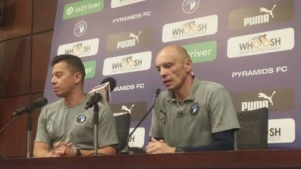 تاكيس جونياس (يمين)