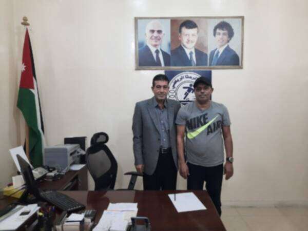 قاسم والزعبي خلال توقيع العقد