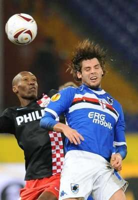 بولي (بالقميص الأزرق)