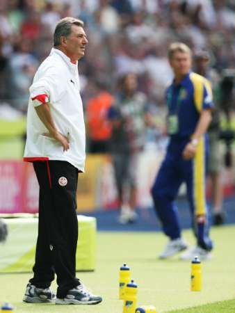 روجيه لومير (يسار) ومدرب المنتخب الاوكراني اوليج بلوخين