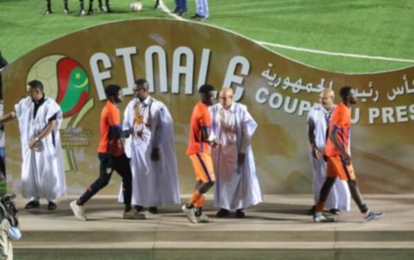 لاعبو نواذيبو أثناء مراسم التتويج