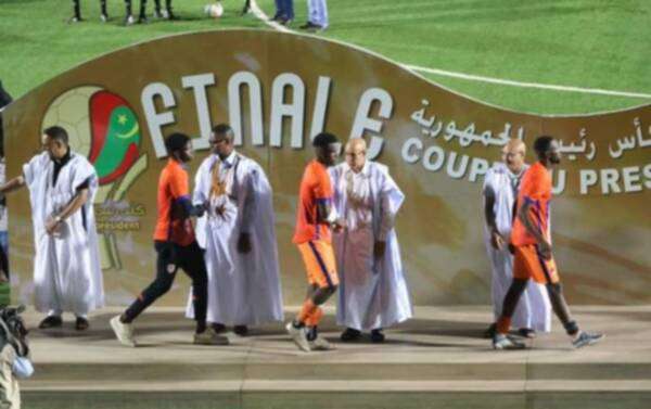 لاعبو نواذيبو أثناء مراسم التتويج