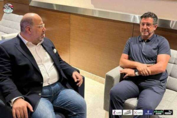 فيتوريا مع وليد العطار المدير التنفيذي لاتحاد الكرة