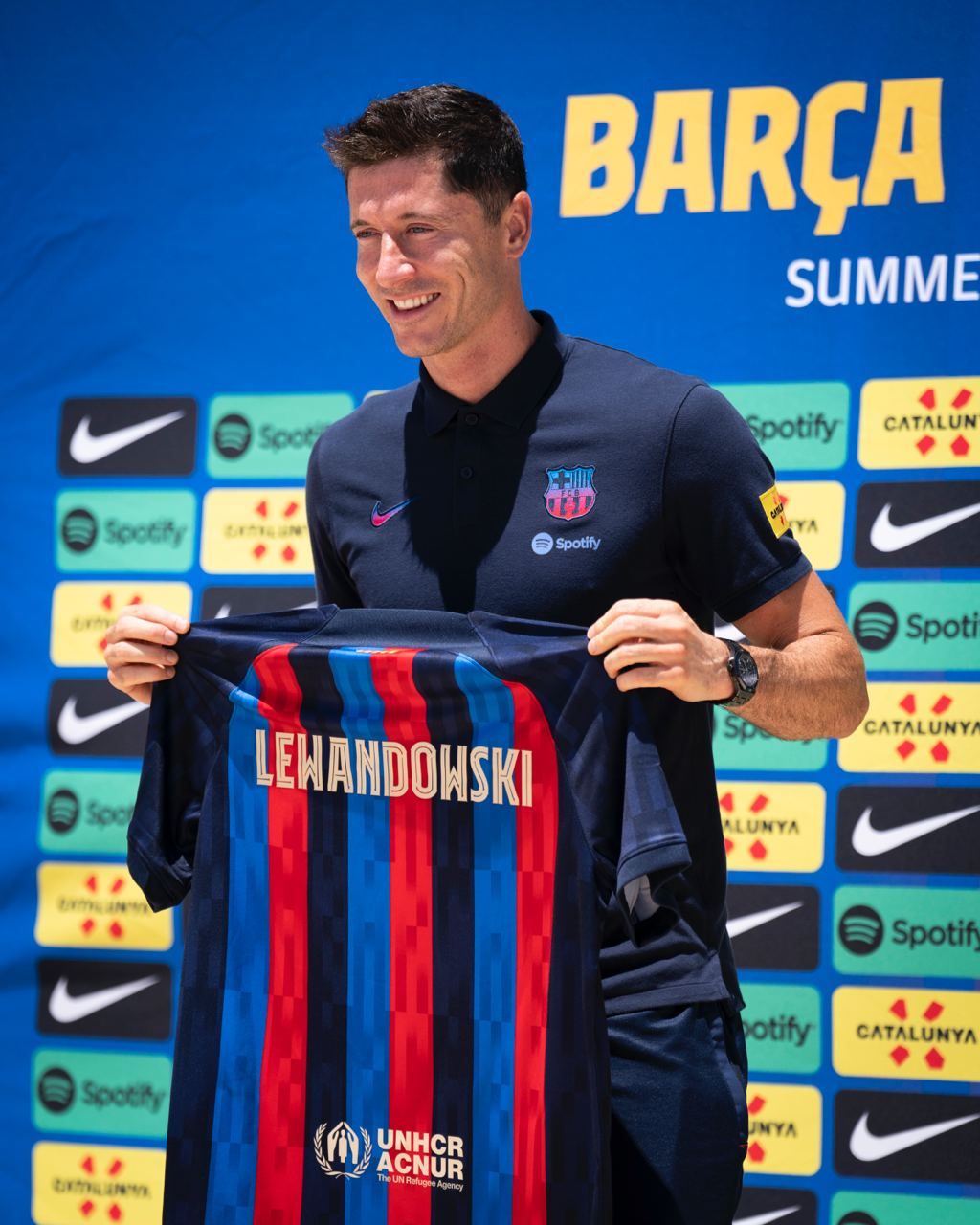 روبرت ليفاندوفسكي مع قميص برشلونة