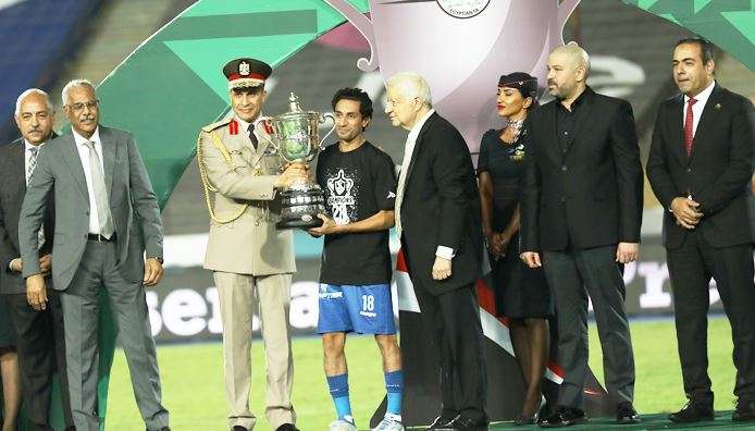 أيمن حفني يتسلم كأس مصر