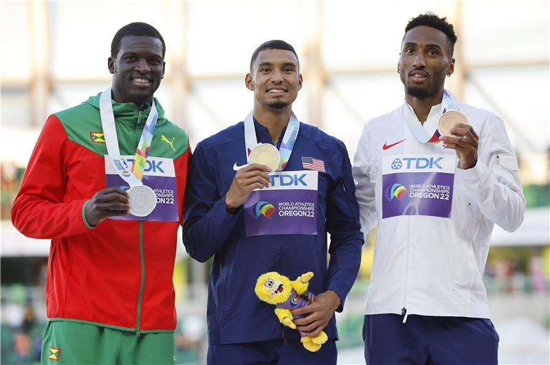 من منصة التتويج