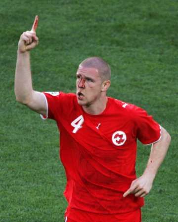 سيندروس يحتفل بهدفه بوجه ملطخ بالدماء