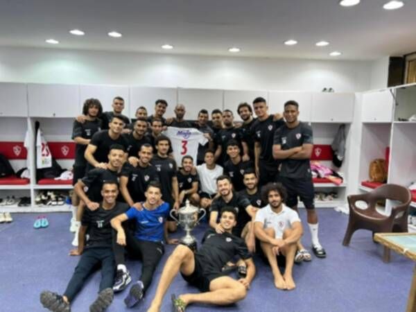 لاعبو الزمالك يحملون قميص طارق حامد