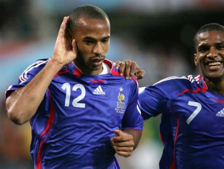 هنري فرحا بهدفه 