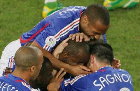 فرحة فرنسية بهدف فييرا 