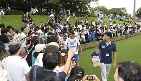 تاكاشي أوسامي يصافح الجماهير التي حضرت للتدريبات