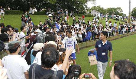تاكاشي أوسامي يصافح الجماهير التي حضرت للتدريبات