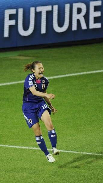 كارينا ماروياما تحتفل بعد إحرازها الهدف التاريخي بمرمى المانيا