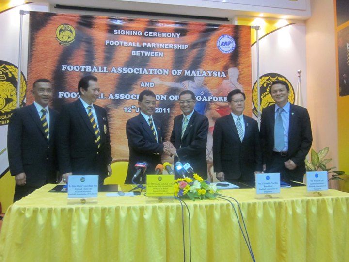 أعضاء الاتحادين بعد توقيعهم على إتفاقية التعاون