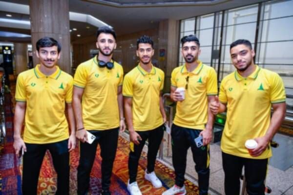 من المعسكر