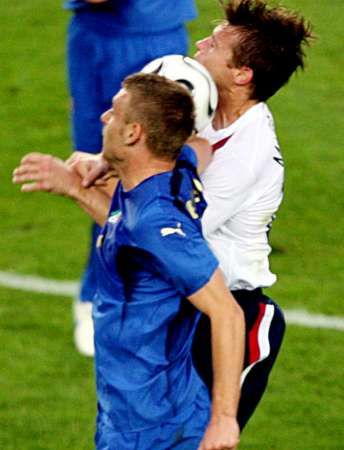 الإيطالي دي روسي لحظة ضربة للإمريكي بريان مكبرايد 