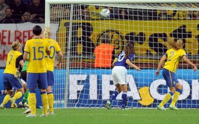 هوماري ساوا عند إحرازها الهدف الثاني لليابان