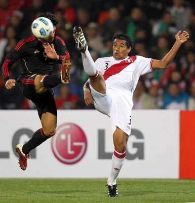  مدافع منتخب بيرو سانتياجو أكاسييتي - يمين - 