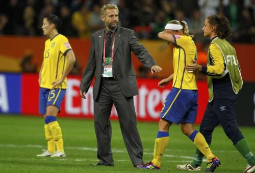 لاعبات السويد يذرفن الدموع بعد نهاية المباراة