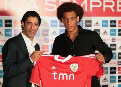 المدير الرياضي ببنفيكا روي كوستا مع اللاعب أكسيل فيتسل 