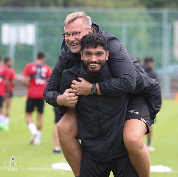 يوسف ناصر ومدربه رادان بمعسكر نادي الكويت