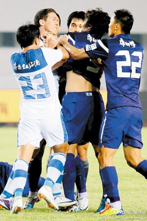 صورة من المشادات العنيفة بين اللاعبان 