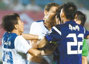 صورة مقربة للمدفع ويفينغ وهو يقوم بخنق كيلين