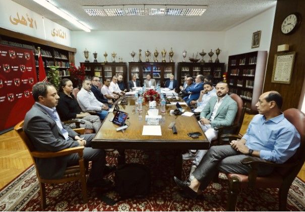 مجلس إدارة الأهلي مع مسؤولي شركة الكرة
