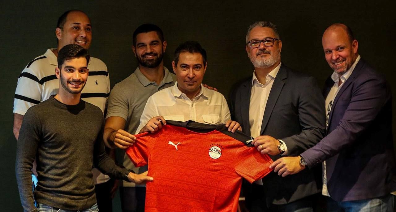 محمد بركات مع الجهاز الفني للمنتخب الأولمبي