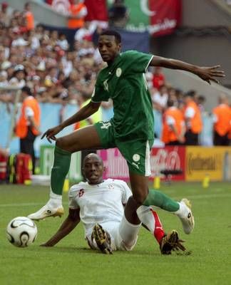 جانب من اللقاء الذي جمع المنتخب التونسي بشقيقة السعودي بكاس العالم