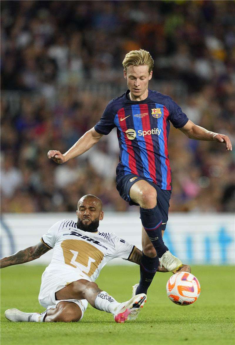 دي يونج خلال مواجهة بوماس