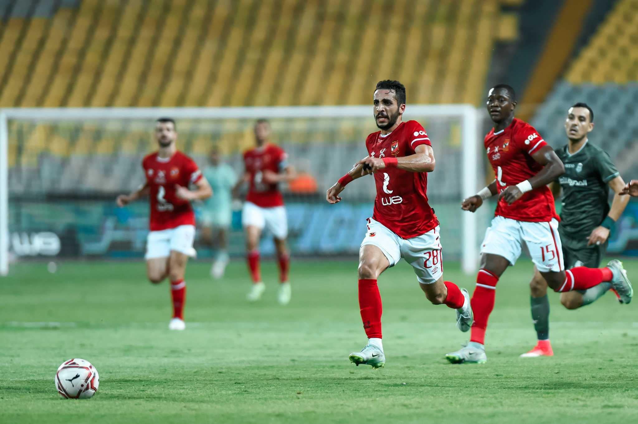 كريم فؤاد وديانج في سباق على الكرة مع إبراهيم حسن