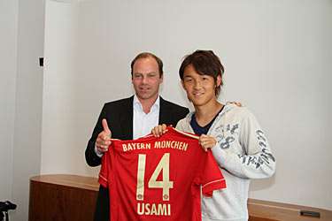 أوسامي يعرض قميص فريقه الجديد