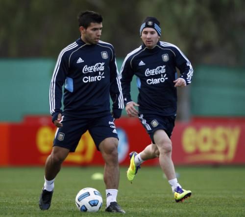2011-06-232011-06-23t222255z_01_bas104_rtridsp_3_soccer-latam_reuters
