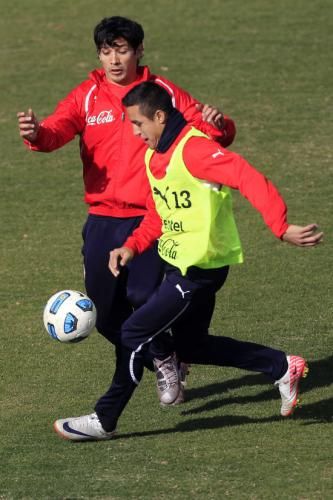 ماتياس فرناندز ( يسار )