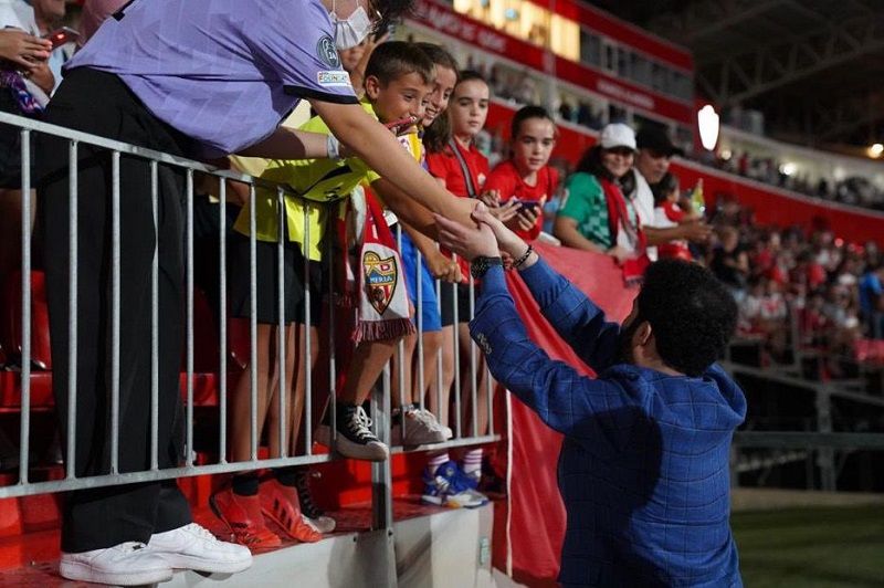 آل الشيخ مع بعض الجماهير المغربية