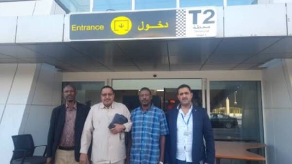 طه فكي يسار الصورة