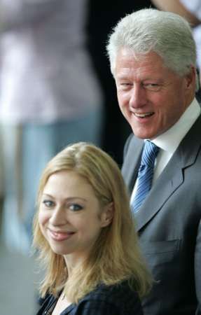 كلينتون رئيس الولايات المتحدة السابق مع تشلسي ابنته