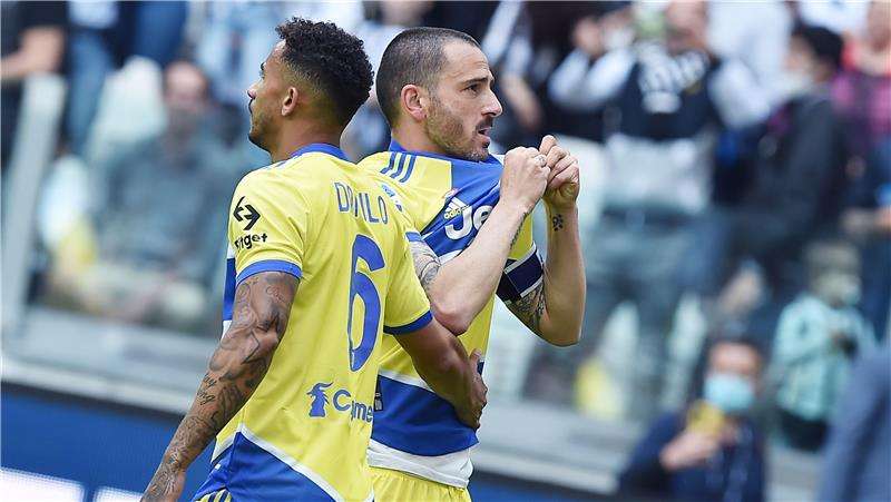 بونوتشي (يمين)