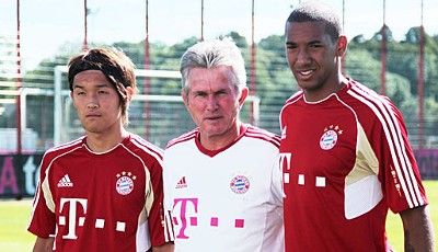 اللاعبان الجديدان أوسامي وجيروم بواتينج يقفان بجانب المدرب يوب هاينكس