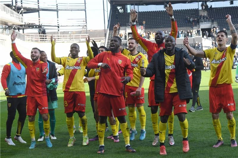 فرحة لاعبي لانس