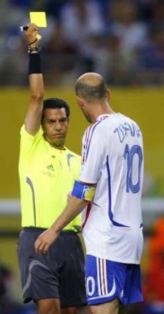 ولحظة نيله للبطاقة الصفراء